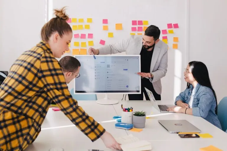 Cum să gestionezi eficient resursele umane în companii mari Photo Team collaboration