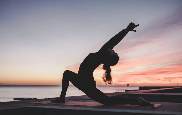 Cele mai bune sporturi pentru reducerea stresului la birou Photo Yoga mats