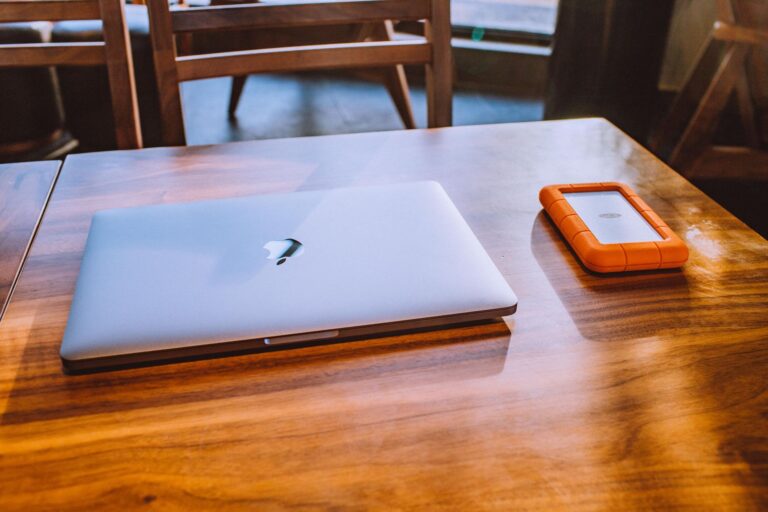 Cum introduci un program nou în firmă fără să rămână nefolosit Laptop și caiet pe o masă de ședință, pregătite pentru instruirea echipei