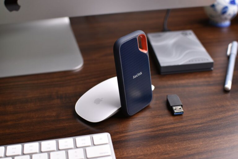 Cum pui la punct copiile de siguranță ale datelor firmei Hard disk extern așezat pe un birou lângă un laptop