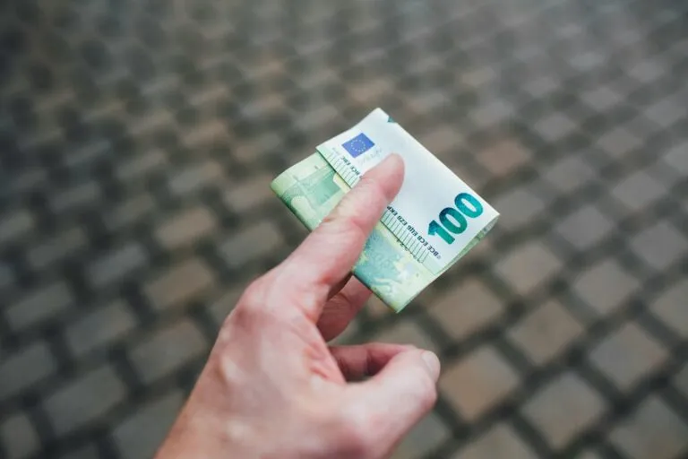 Ghid pentru investitorii care doresc să atingă pragul de 100000 euro Photo investment guide 100000 euro goal